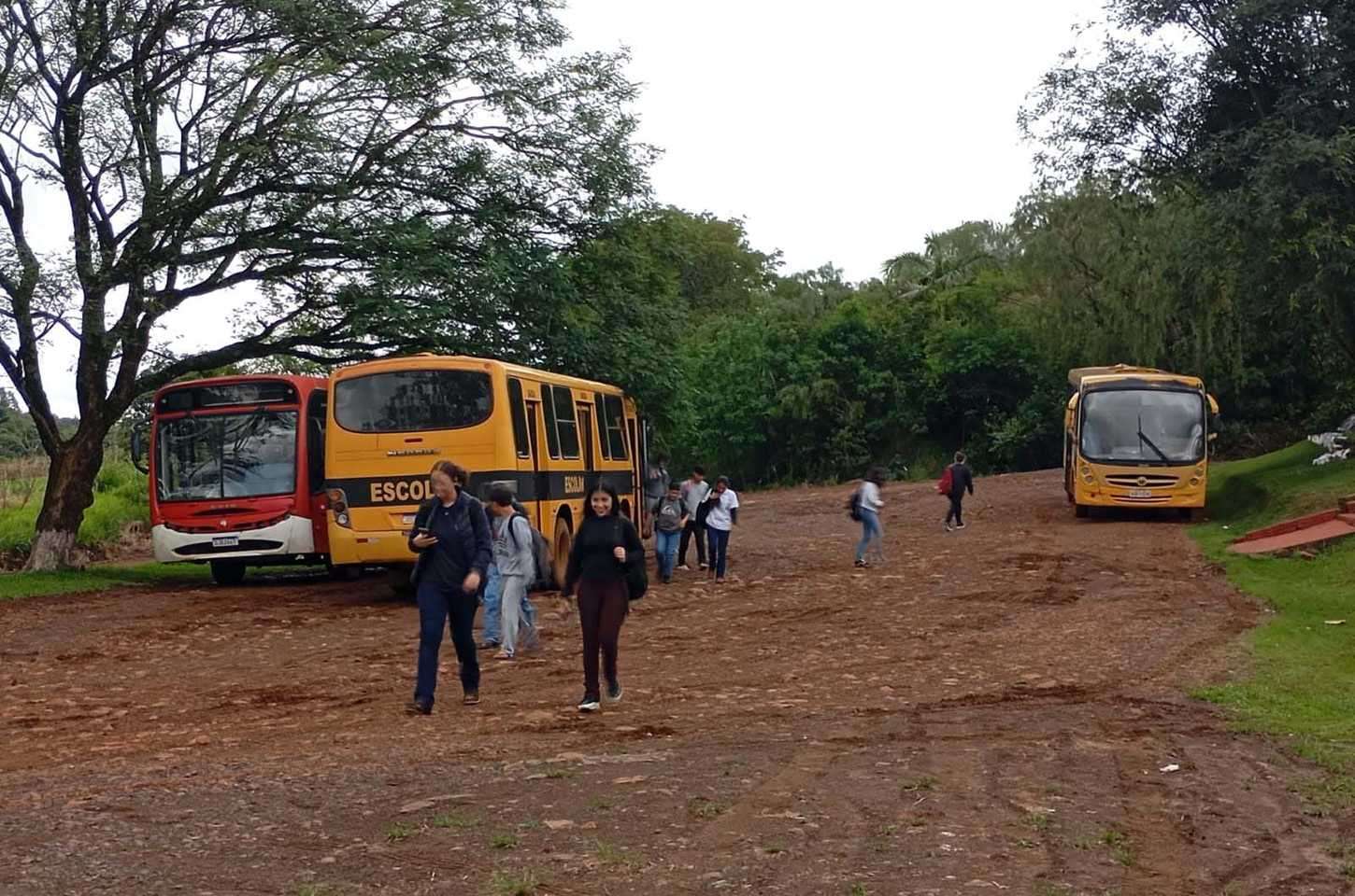 Novos ônibus permitem retomada das aulas para todos os alunos da rede estadual de Rio Bonito do Iguaçu
