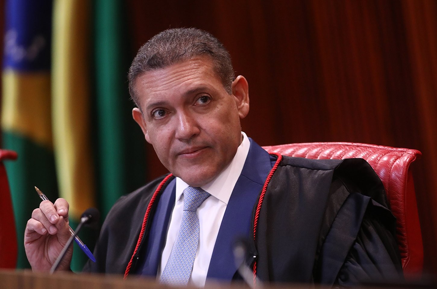 Nunes Marques assume presidência do TSE e terá desafio de coibir o uso de IA nas eleições