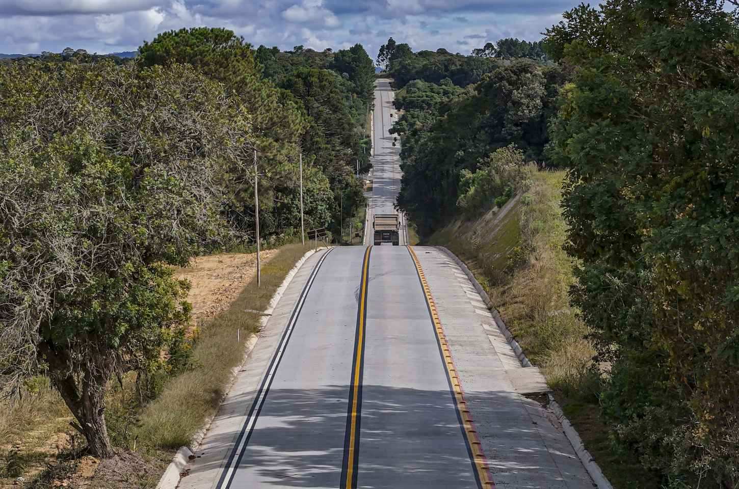 Obra de pavimentação em concreto avança na região metropolitana de Curitiba