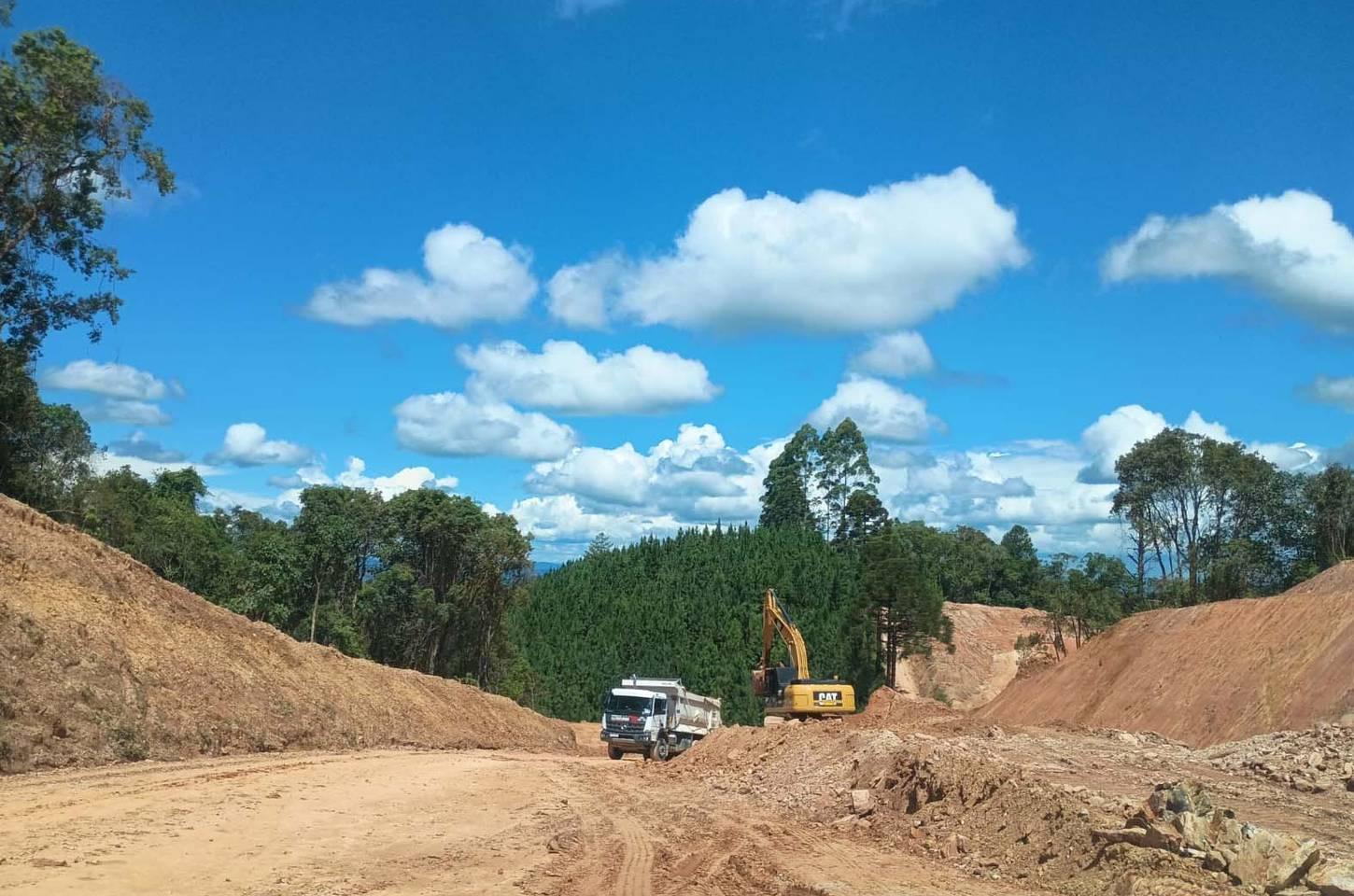 Obra de pavimentação interdita trecho da PR-092 em Doutor Ulysses