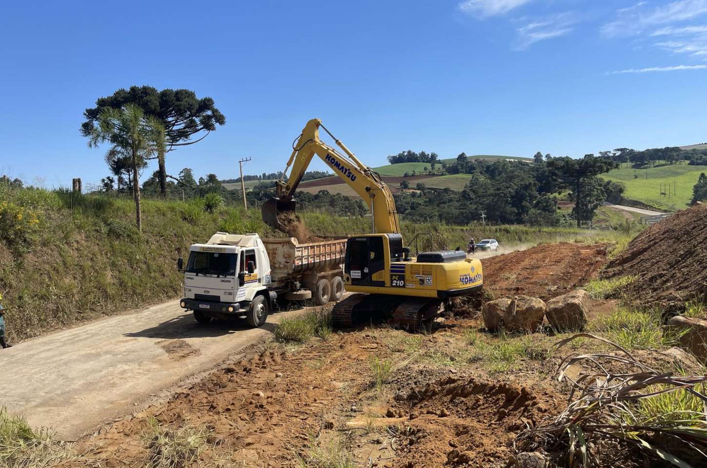 Obra de pavimentação na PR-160 avança nos Campos Gerais