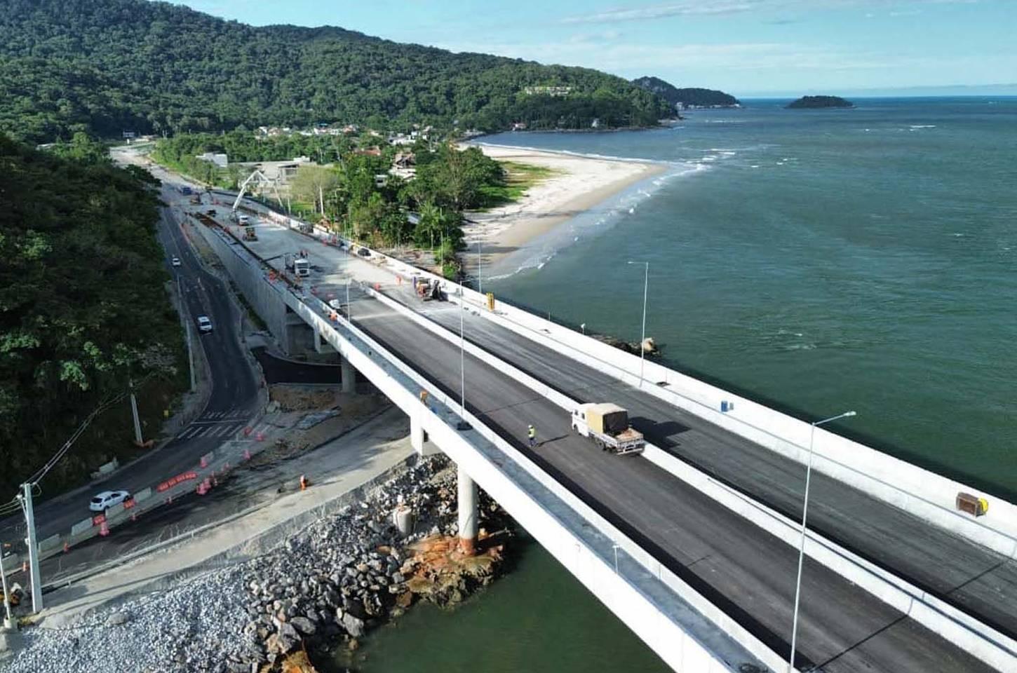Obras da ponte de Guaratuba avançam com pavimentação e instalação de juntas