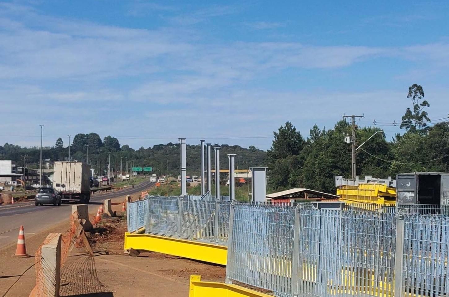 Obras de duplicação da PRC-466 interditam tráfego em Pitanga para instalação de passarela