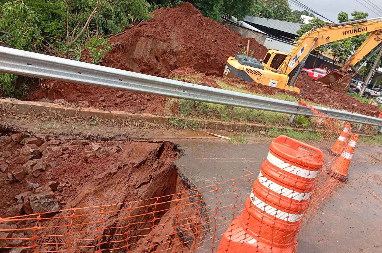 Obras emergenciais na PR-323 em Umuarama após erosão por chuvas