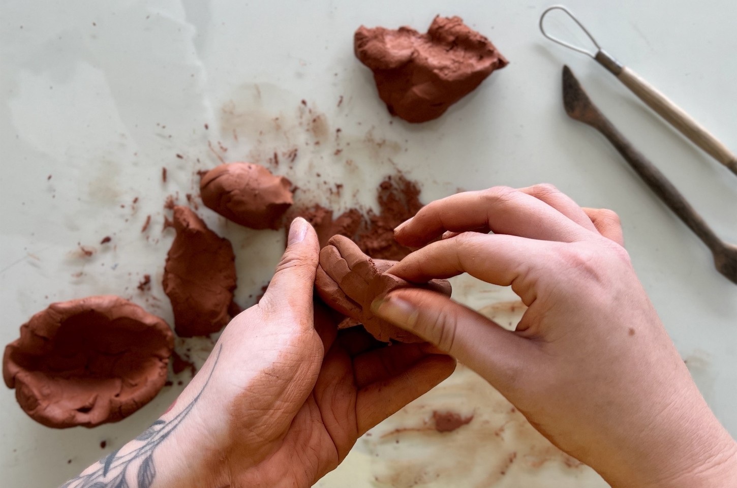 Oficina de argila no MON inspira criatividade com técnicas de modelagem