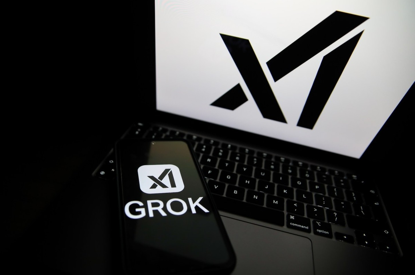 ONGs pedem suspensão imediata do chatbot Grok em agências federais dos EUA
