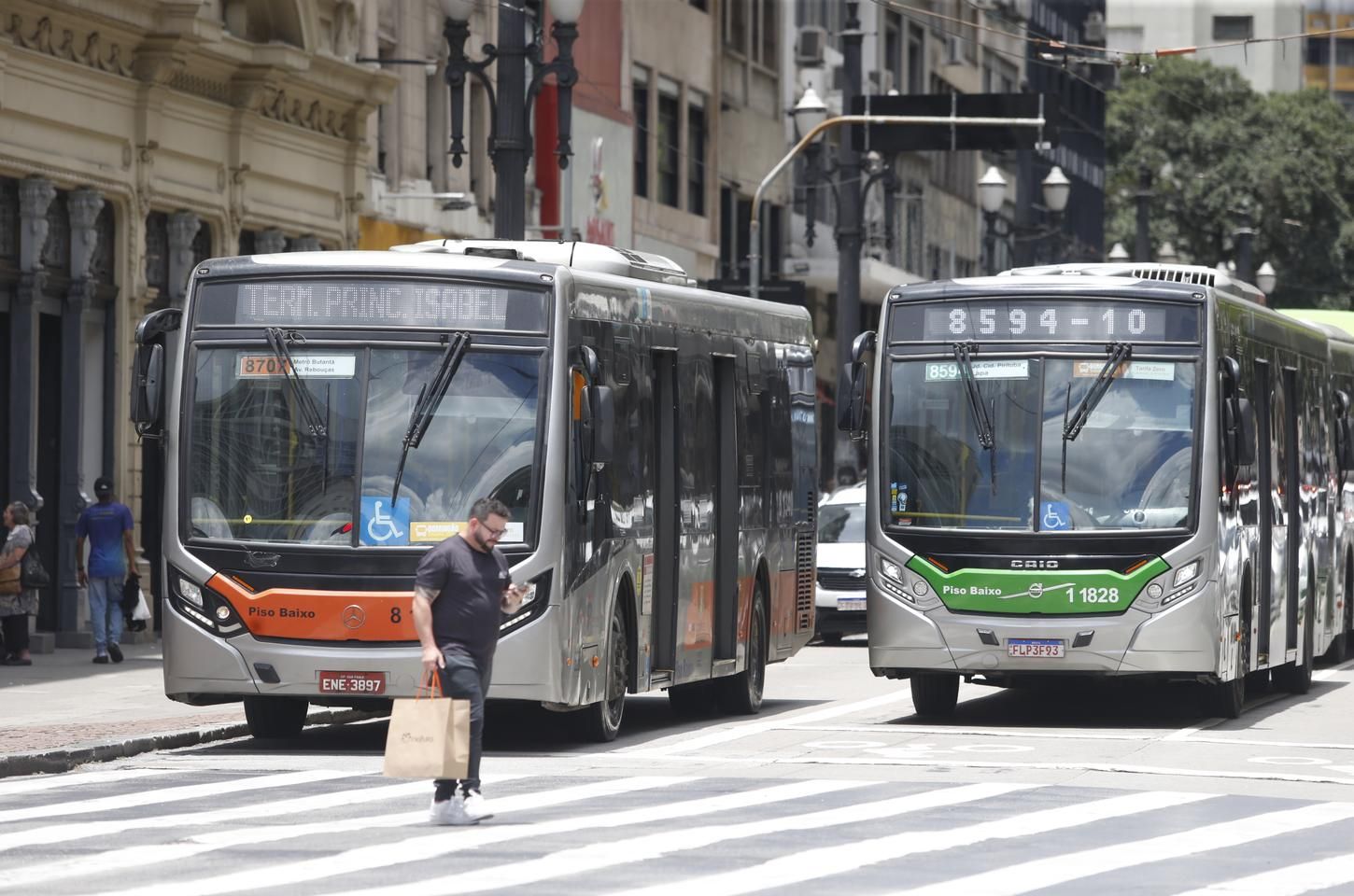 Ônibus de São Paulo voltam a circular normalmente após greve por 13º