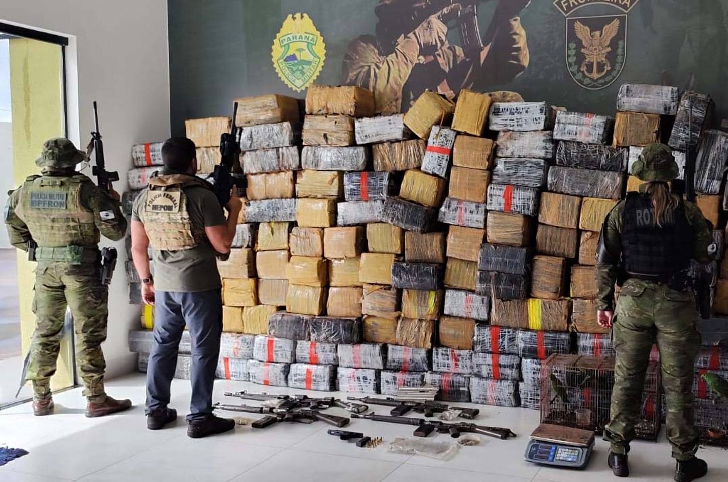 Operação apreende 3,5 toneladas de maconha e fuzis no Paraná