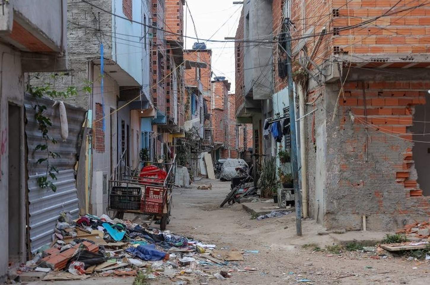 Operação apreende drogas, explosivos e prende três na Favela do Moinho