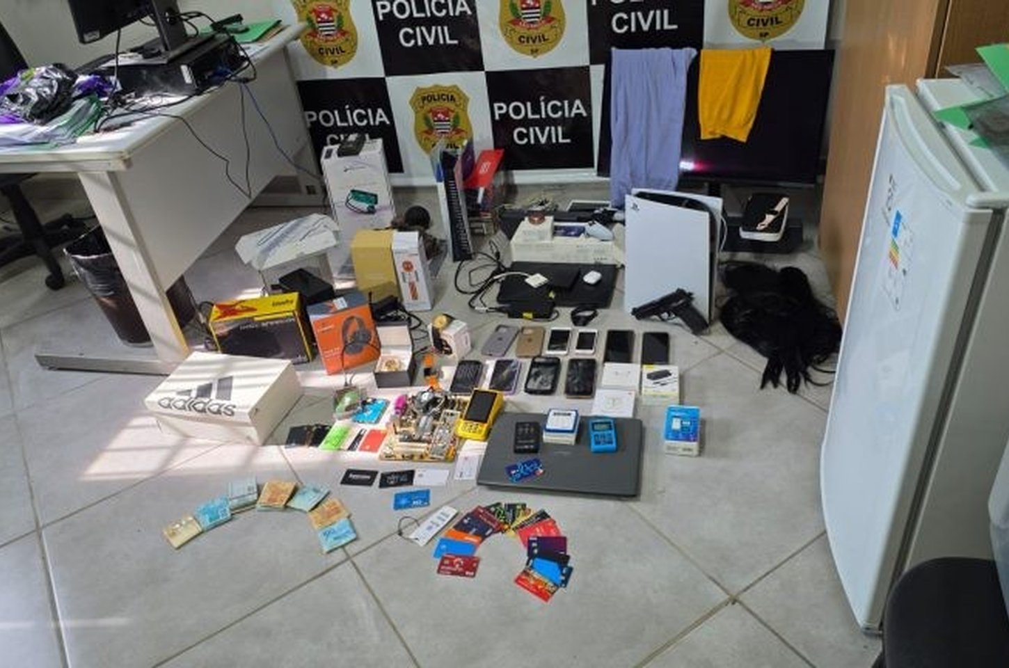 Operação Compra Fantasma prende trio por fraudes no varejo