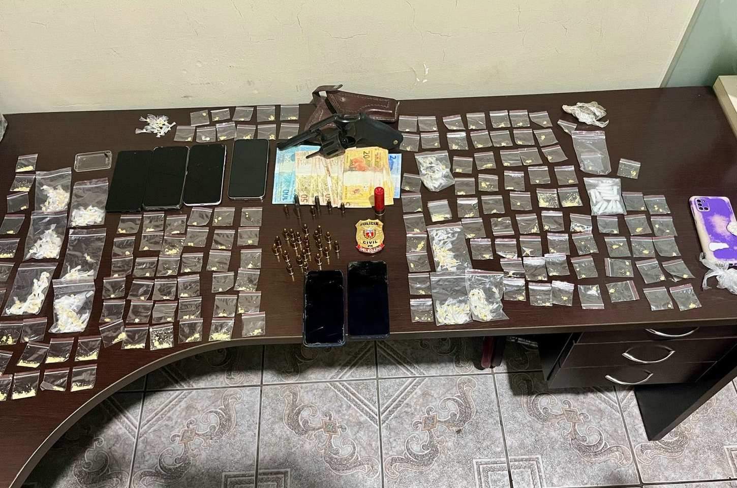 Operação da Polícia Civil prende três e apreende drogas e armas em Cerro Azul