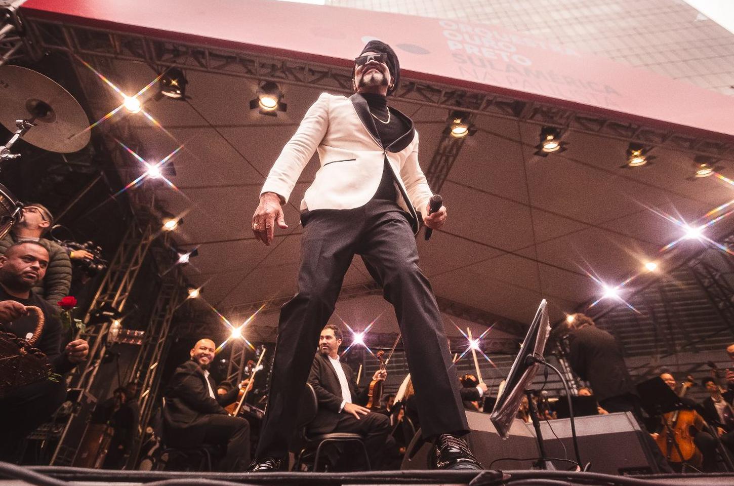Orquestra Ouro Preto e Carlinhos Brown se apresentam em BH neste domingo