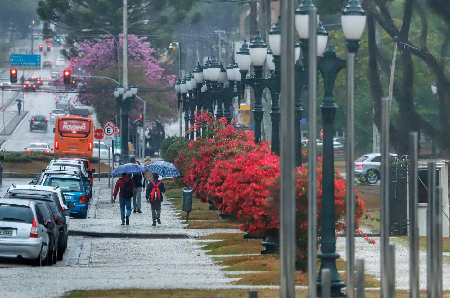 Outono antecipado no Paraná traz chuva intensa e queda nas temperaturas