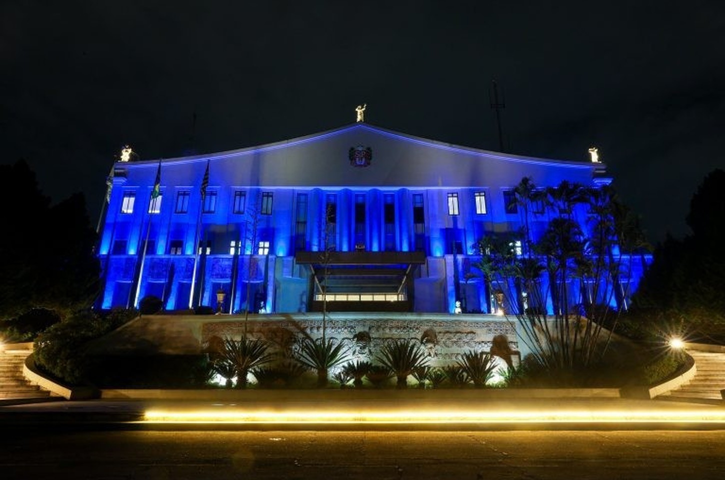 Palácio dos Bandeirantes se ilumina de azul pelo Dia Mundial do Autismo