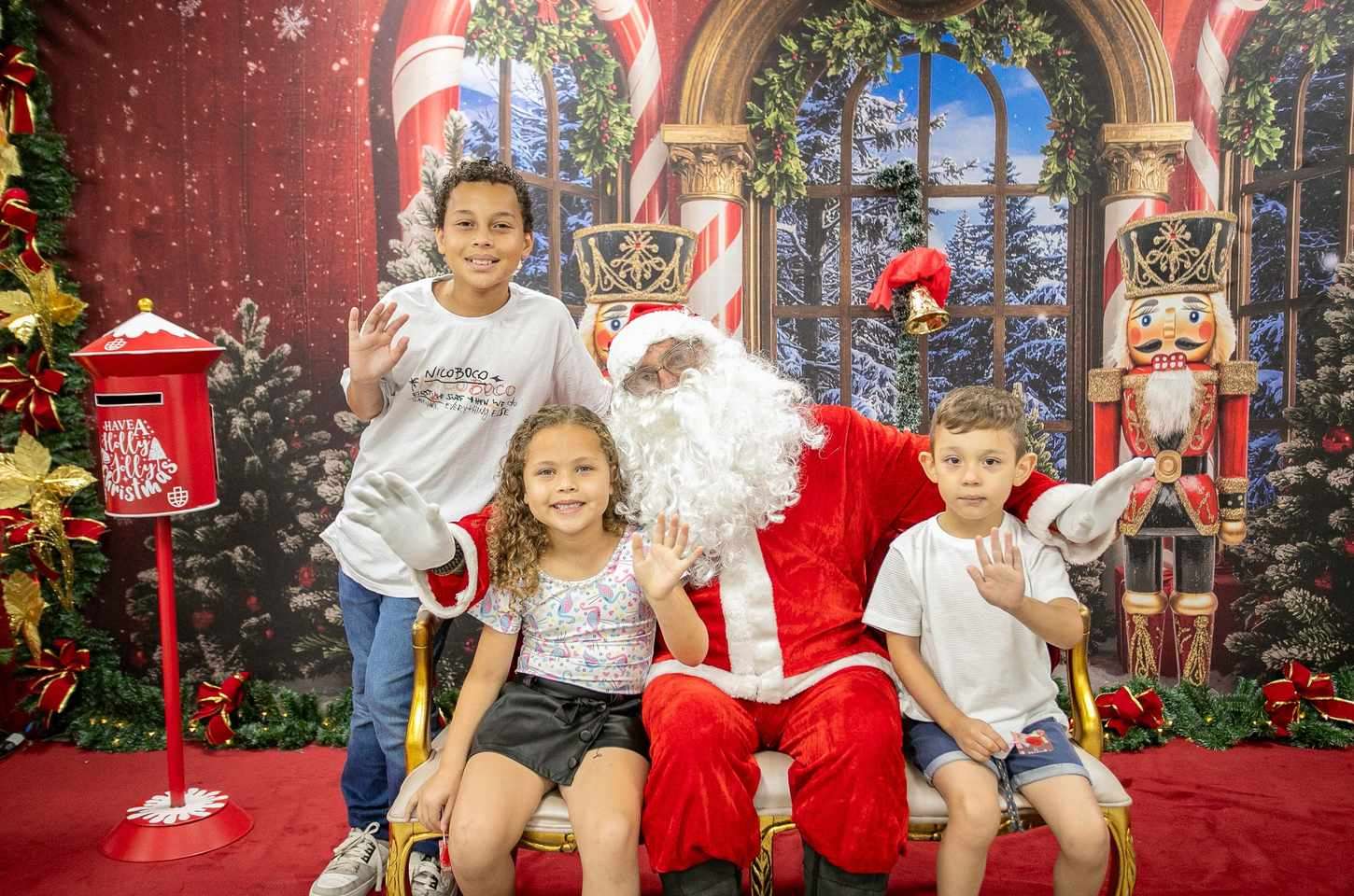Papai Noel da Portos do Paraná encanta crianças e arrecada brinquedos em Paranaguá