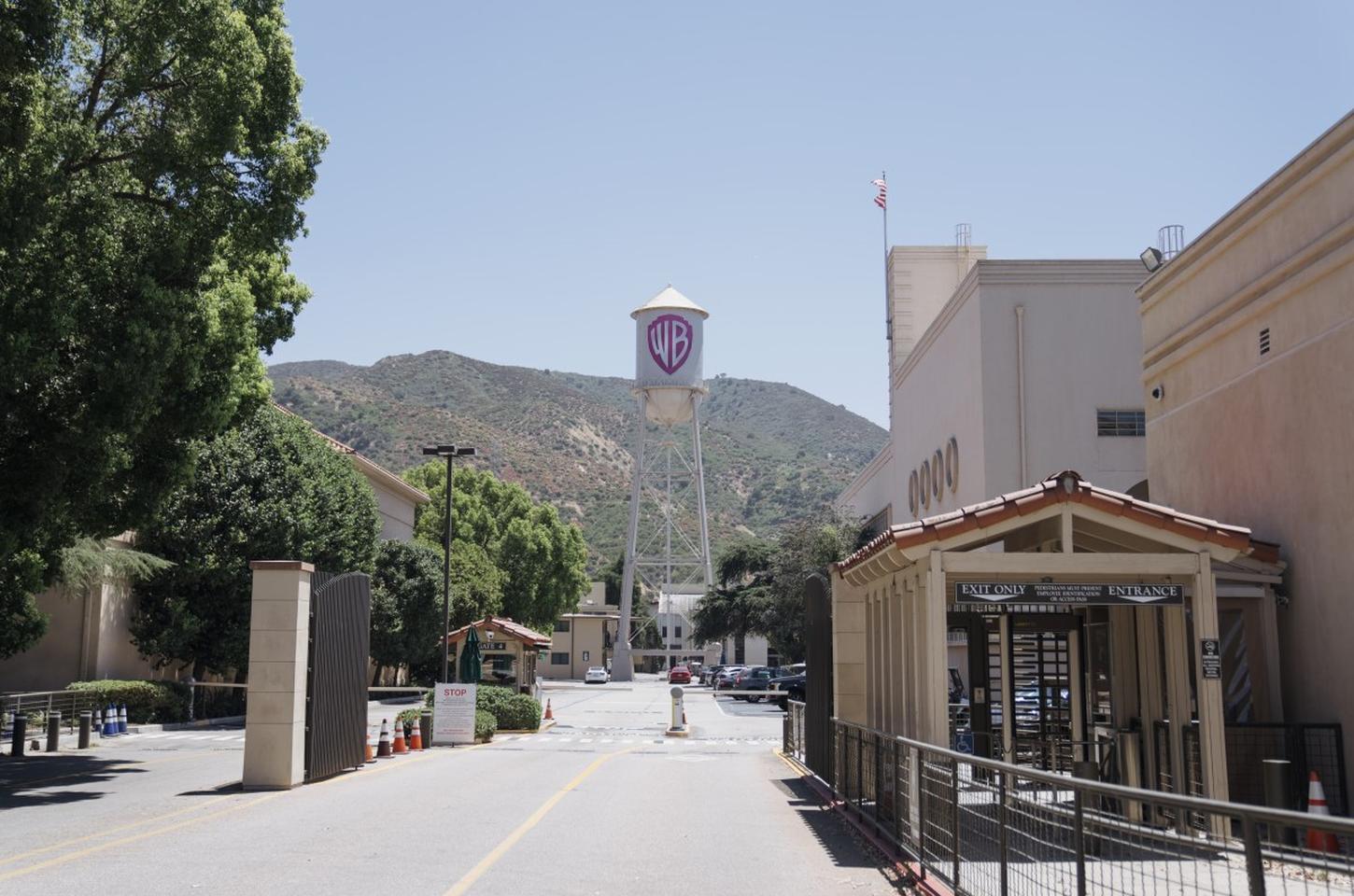 Paramount vence Netflix e compra Warner por US$ 111 bilhões
