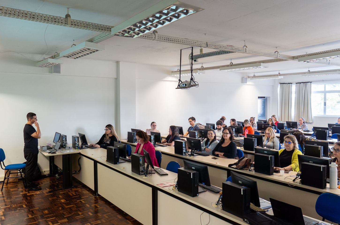Paraná capacita embaixadores digitais para uso de inteligência artificial na educação