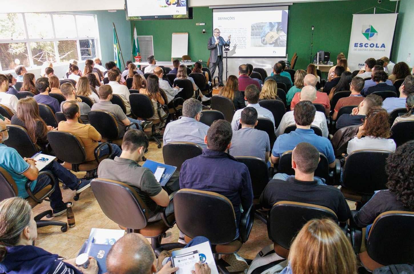 Paraná capacita novos engenheiros e arquitetos para obras públicas