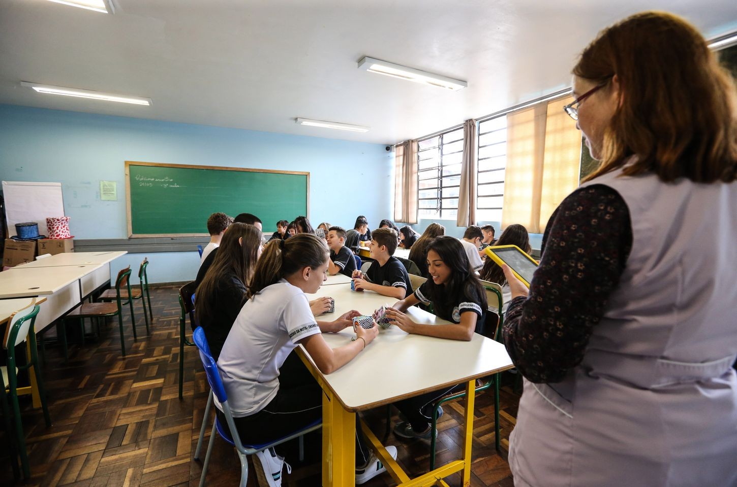 Paraná empossa 224 novos professores e promove 5,4 mil na carreira