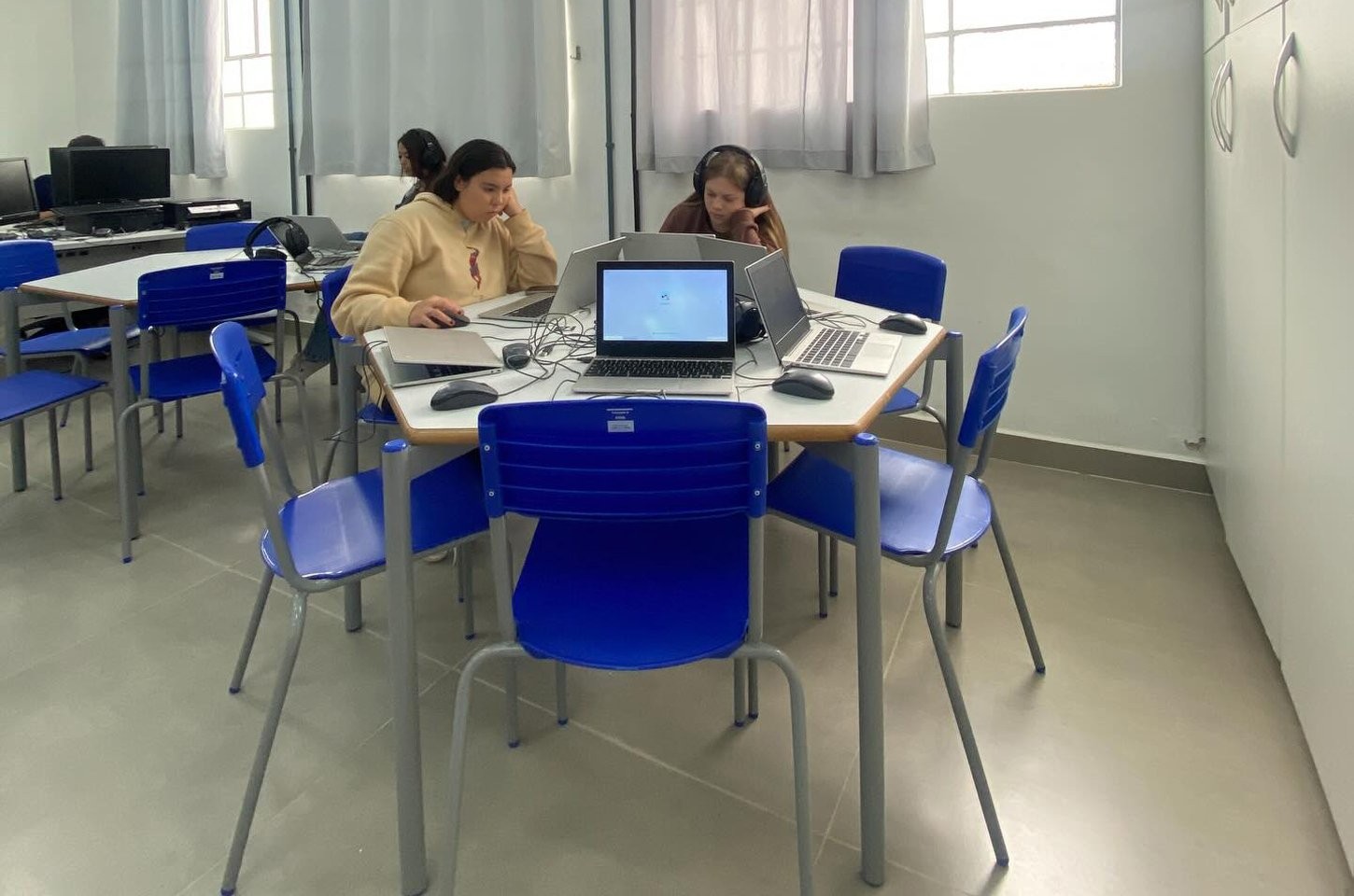 Paraná finaliza entrega de carteiras hexagonais para escolas estaduais