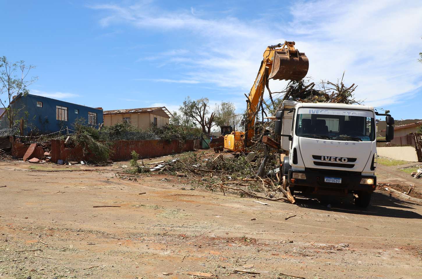 Paraná mobiliza máquinas e equipes para limpeza após tornado em Rio Bonito