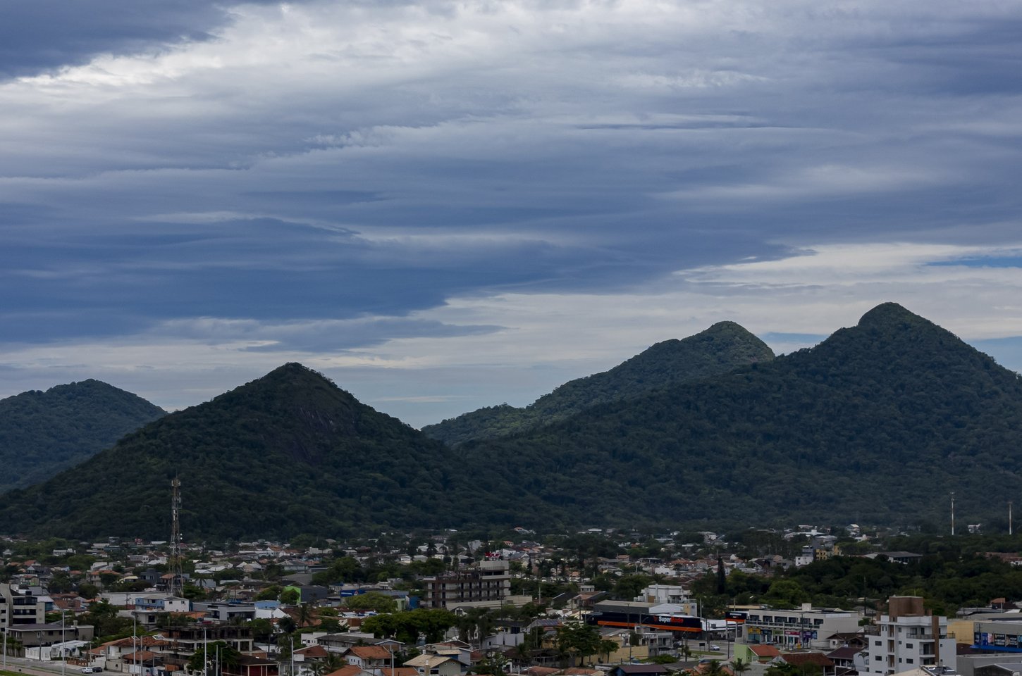 Paraná vive verão dividido entre calor intenso e frio histórico