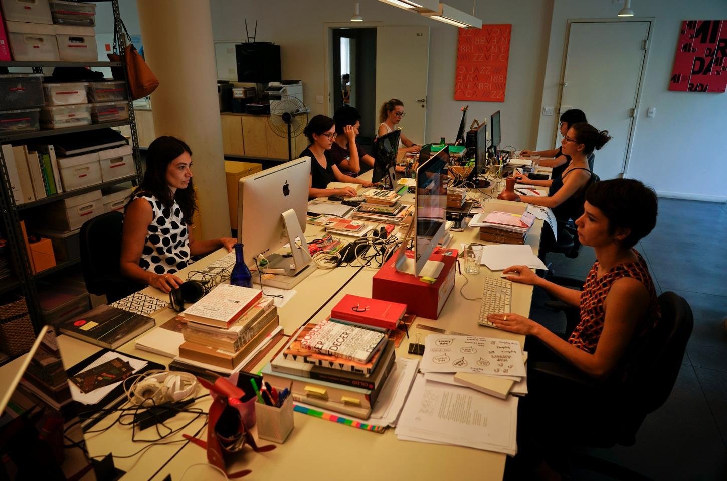 Participação feminina no mercado de trabalho cresce 11% em um ano, revela relatório