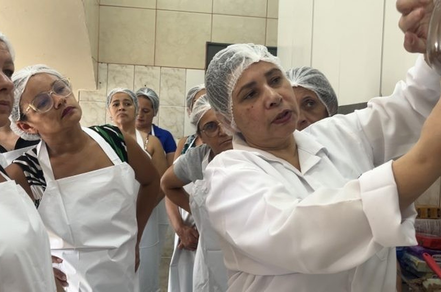 Páscoa: curso do Qualifica SP ensina mulheres a produzir ovos de chocolate