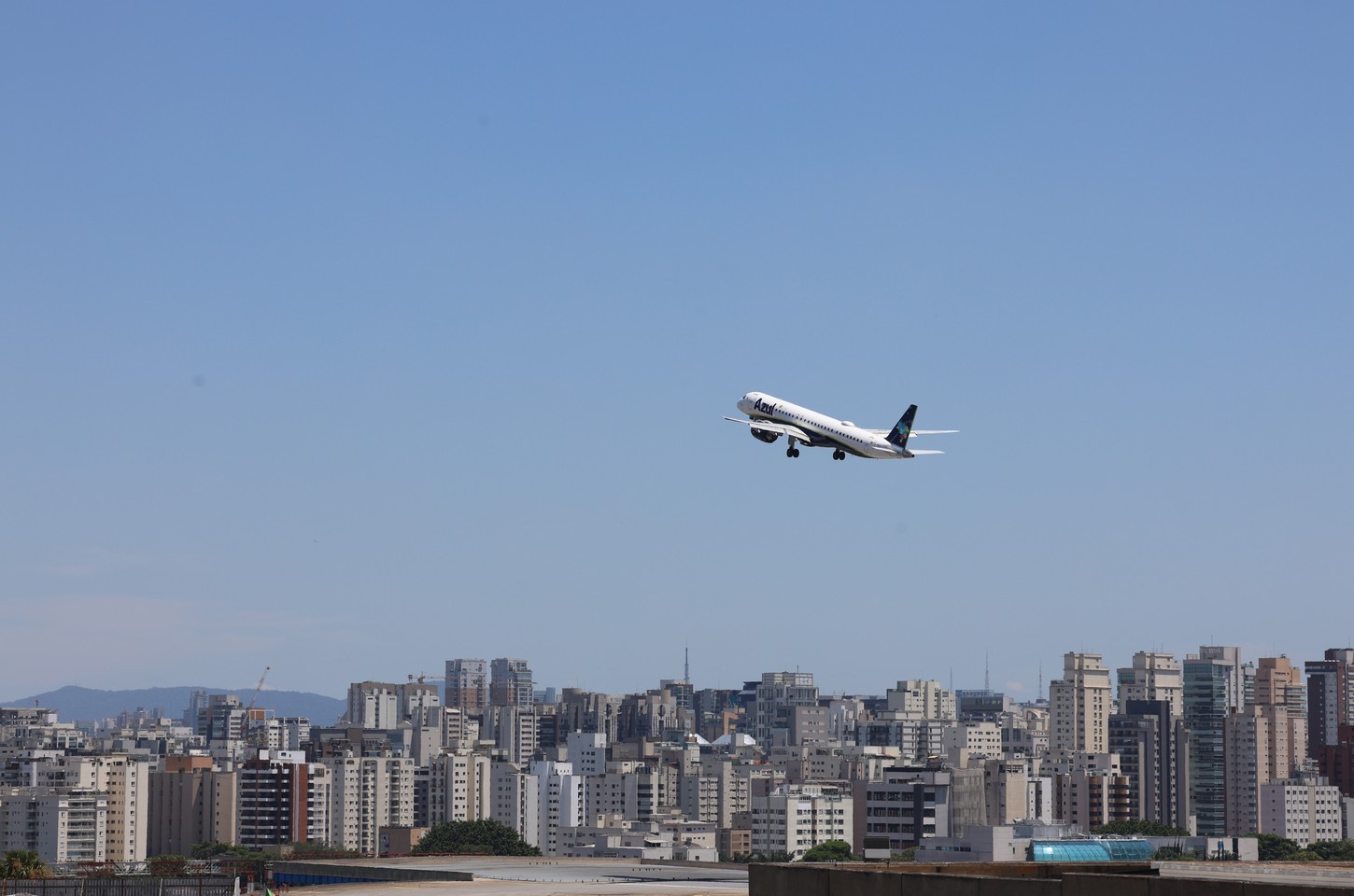 Passagens aéreas ficam 20% mais baratas em novembro, aponta governo