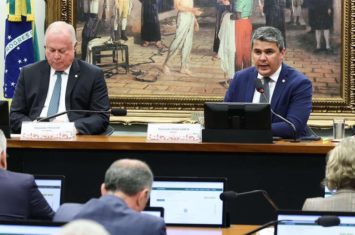 Pedido de vista adia decisão sobre mandato de Carla Zambelli na CCJ