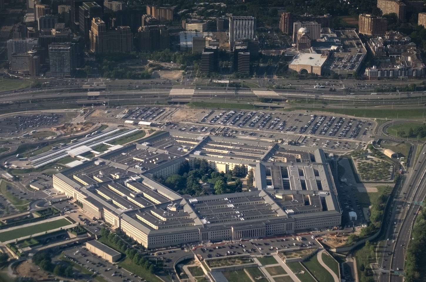 Pentagon pressiona gigantes da IA para uso militar, mas encontra resistência
