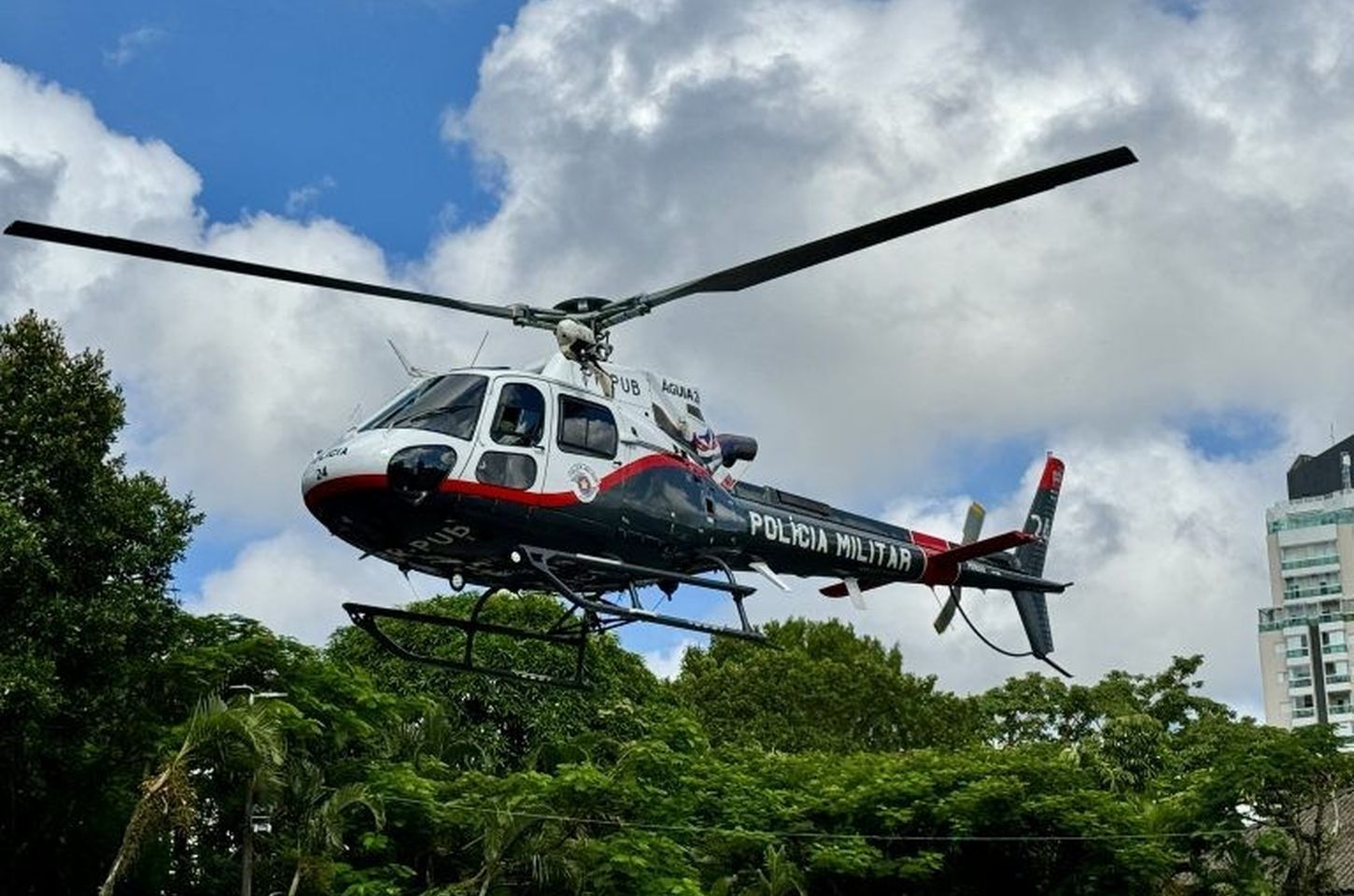 Perseguição aérea e terrestre prende suspeito de dirigir carro roubado