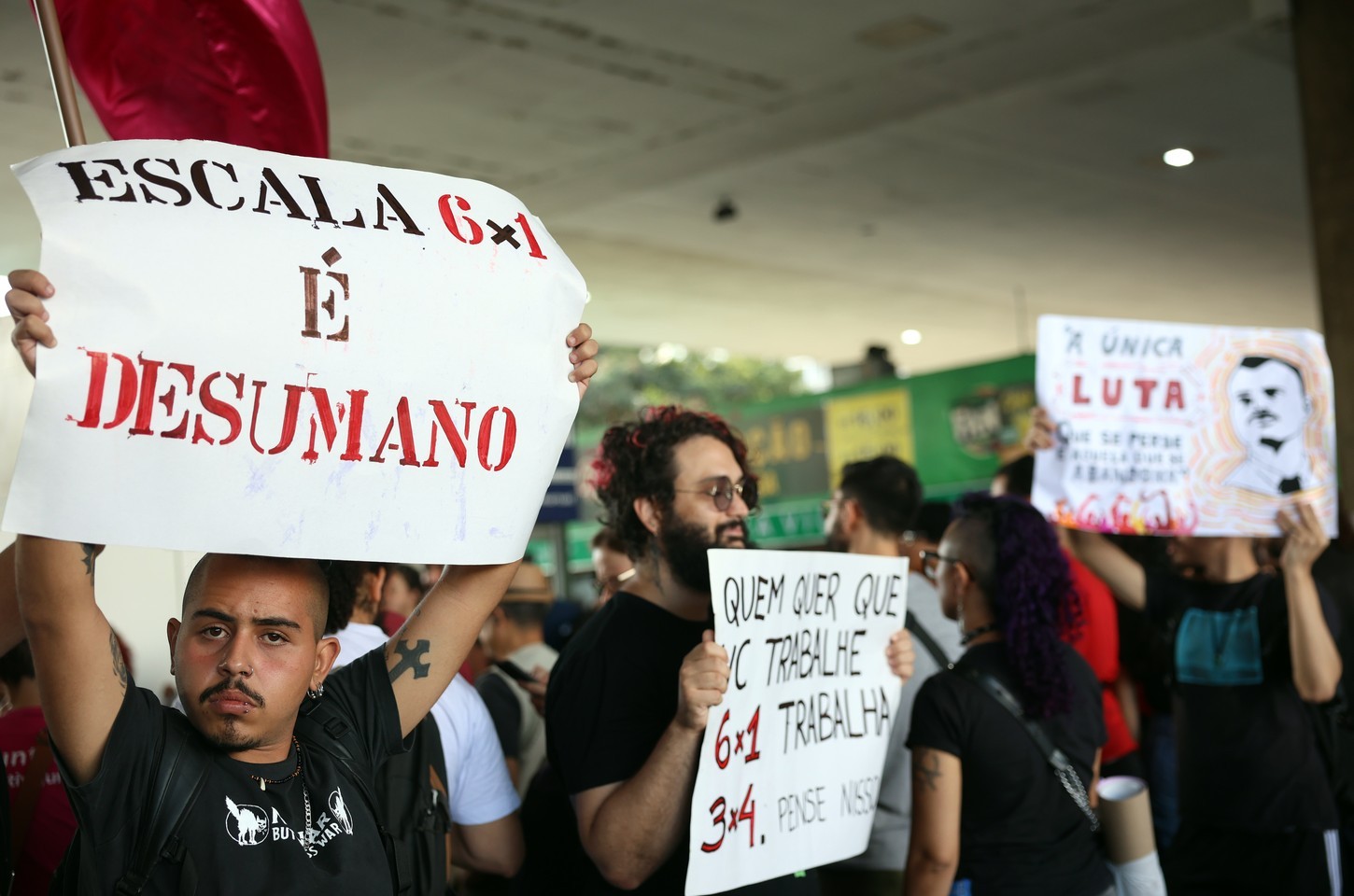 Pesquisa mostra que 82% dos jovens apoiam fim da escala 6x1 sem corte salarial