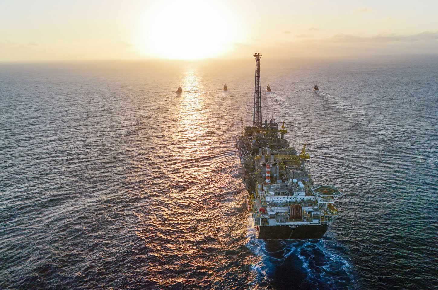 Petrobras bate recorde de produção de petróleo e supera meta em 2025
