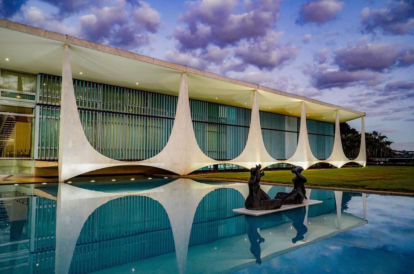 PF pede a Moraes autorização para interrogar Bolsonaro sobre cofres