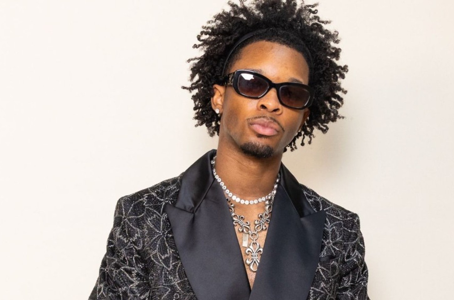 Plataformas removem músicas de D4vd após prisão por homicídio