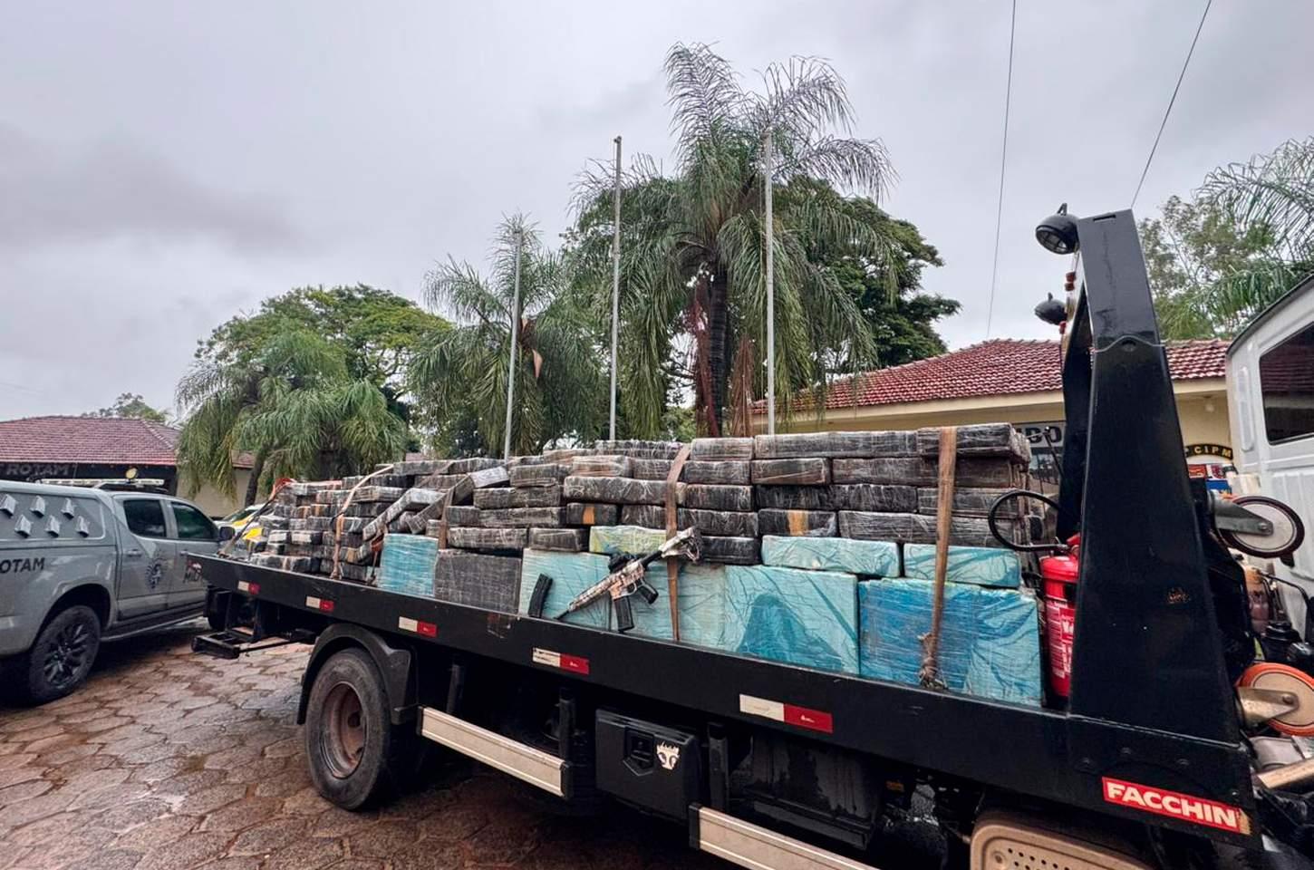 PM apreende mais de 5 toneladas de maconha e fuzil em Planaltina do Paraná