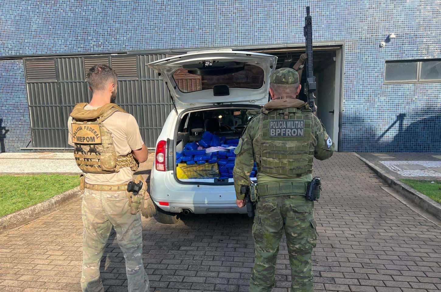 PM e PF apreendem 196 kg de maconha em Terra Roxa