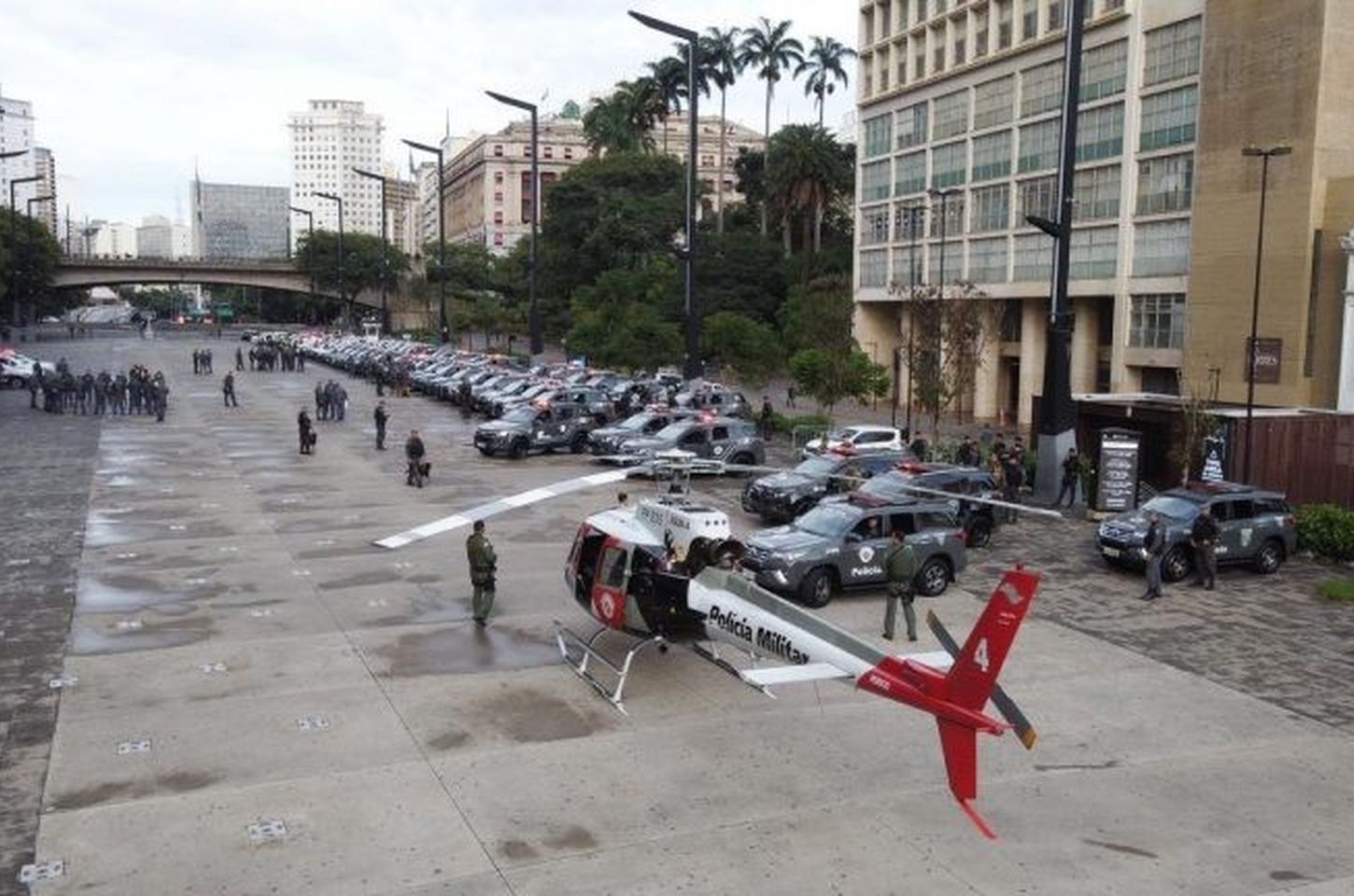 PM realiza megaoperação com 900 PMs e reforço aéreo contra tráfico e roubos na capital paulista