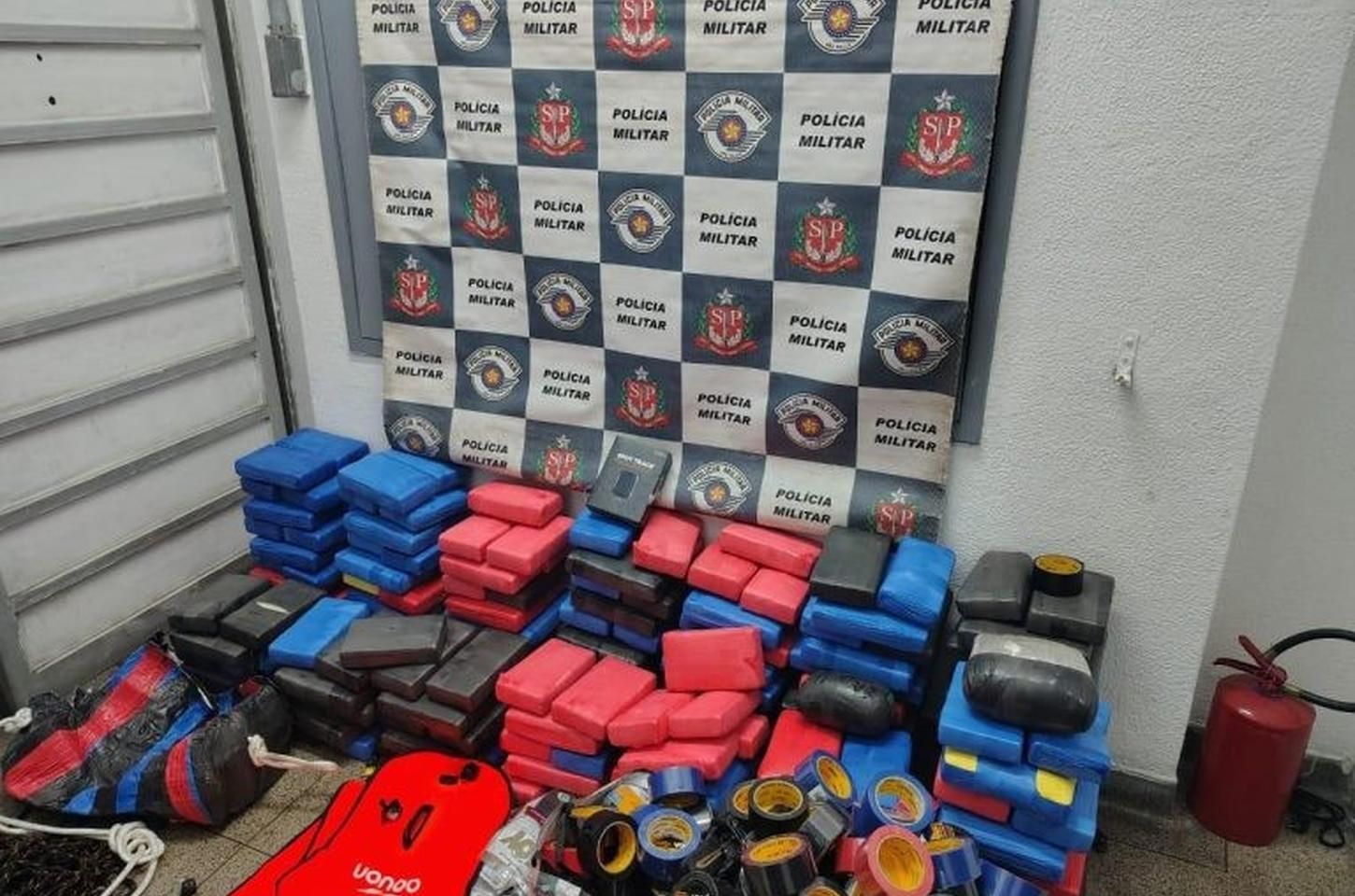 Polícia apreende 297 kg de cocaína em marina de Cubatão