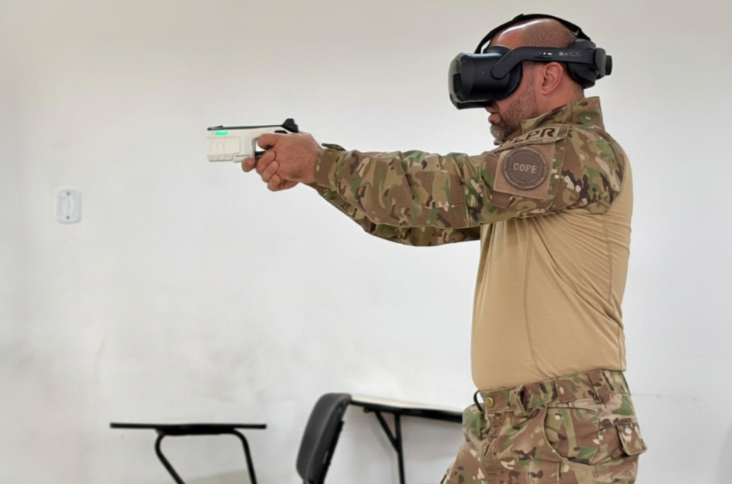 Polícia Civil do Paraná capacita agentes para uso de tasers no Verão Maior
