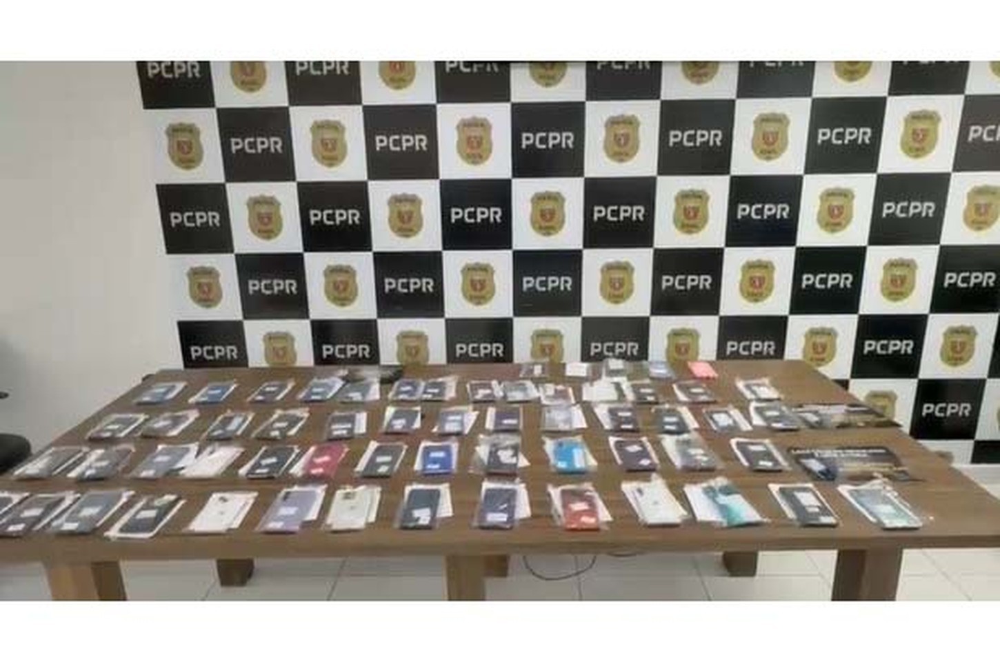 Polícia Civil do Paraná devolve 41 celulares recuperados em Paranaguá