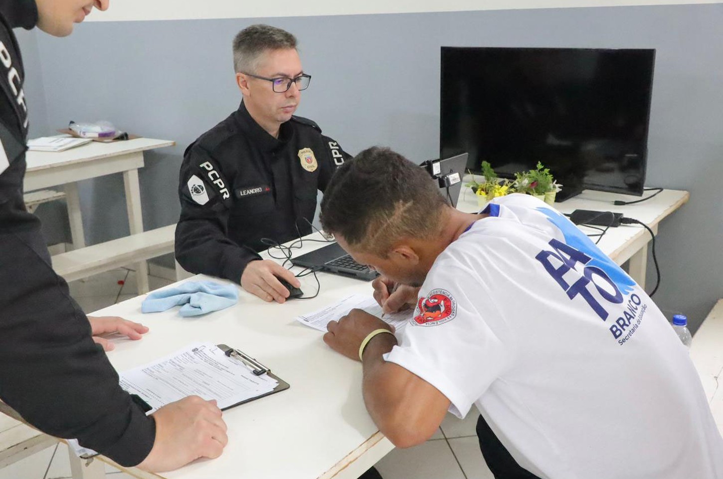 Polícia Civil leva emissão de documentos a vítimas de tornado no Paraná