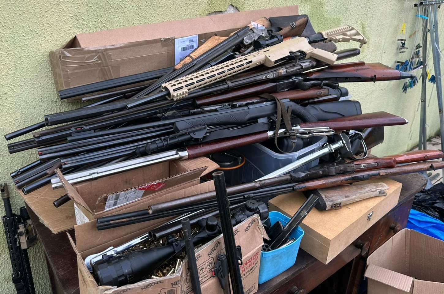 Polícia prende homem por tráfico de armas em Curitiba