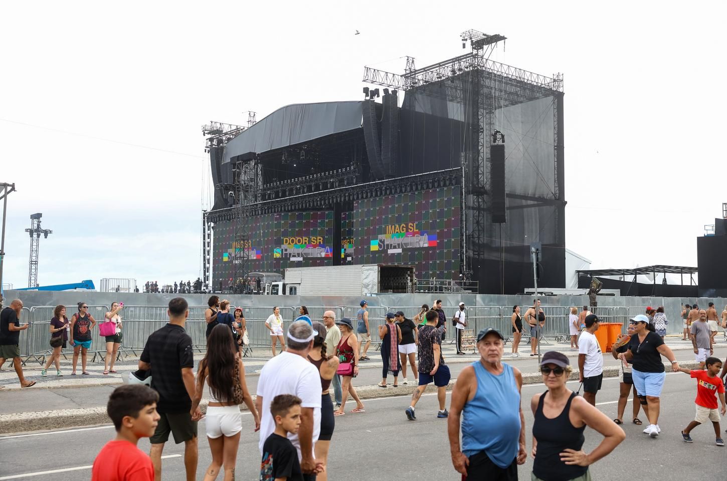 Policiais bilíngues vão reforçar segurança no show de Shakira em Copacabana