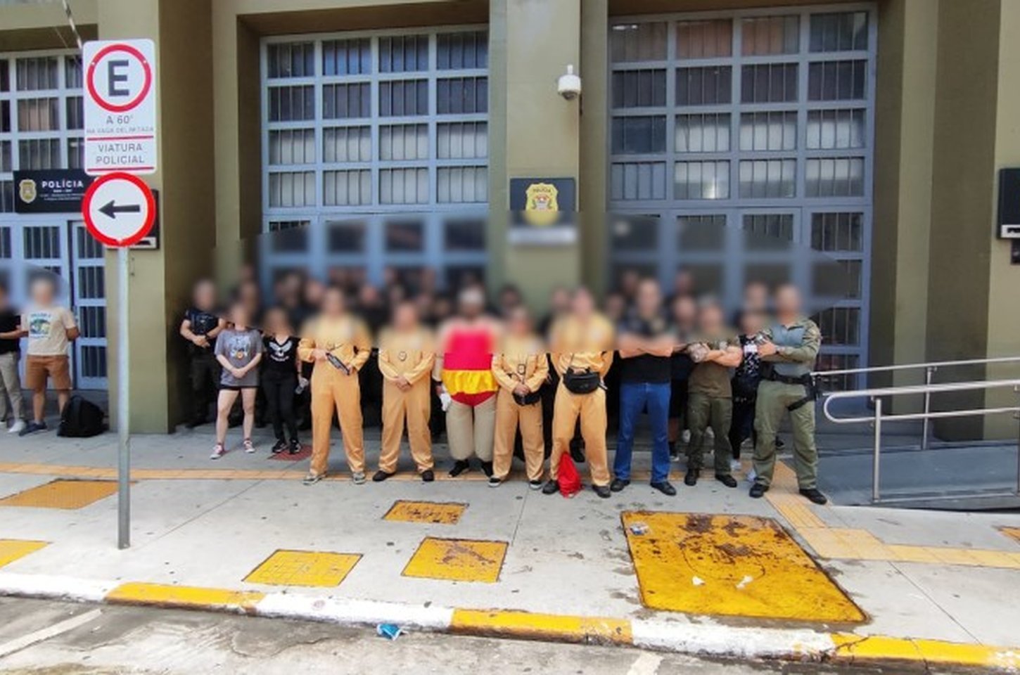 Policiais disfarçados de caça-fantasmas prendem suspeitos de furto no Carnaval