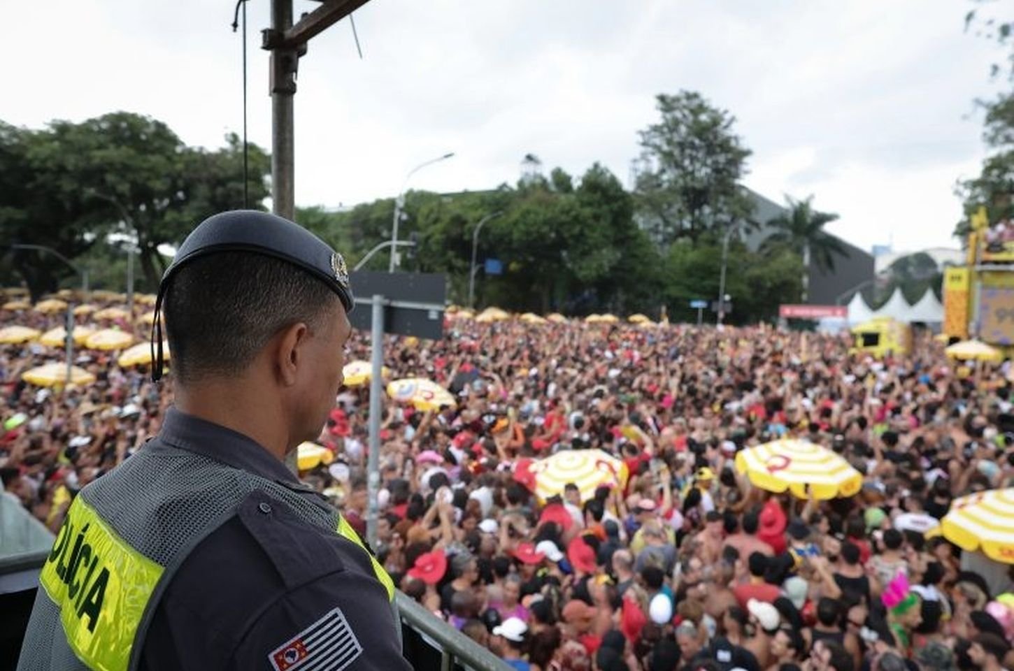 Policiais disfarçados de ETs prendem três por venda de bebida adulterada