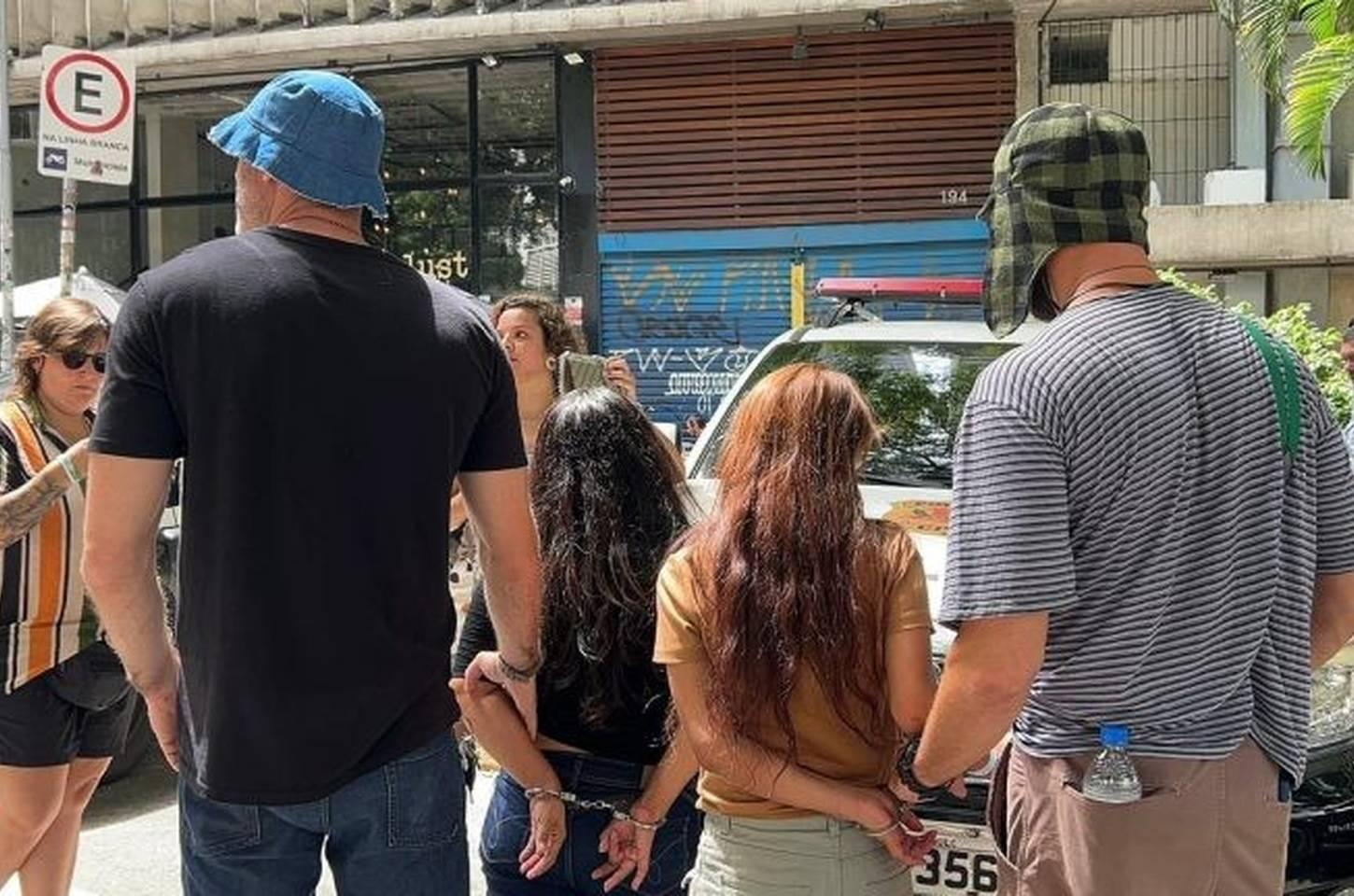 Policiais fantasiados de Chaves prendem suspeitos em blocos de Carnaval
