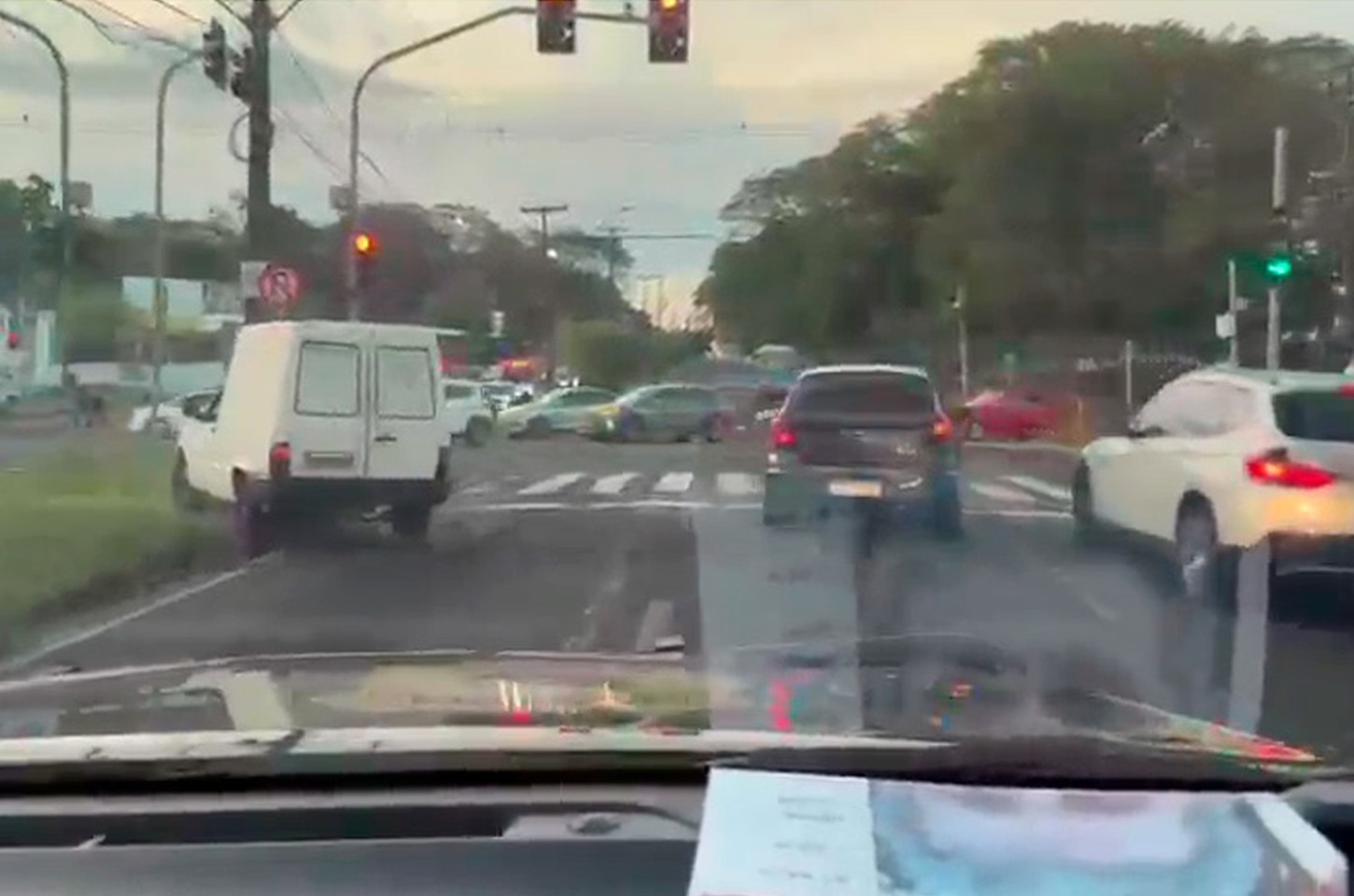 Policiais salvam bebê engasgada em ação rápida no trânsito de Foz do Iguaçu