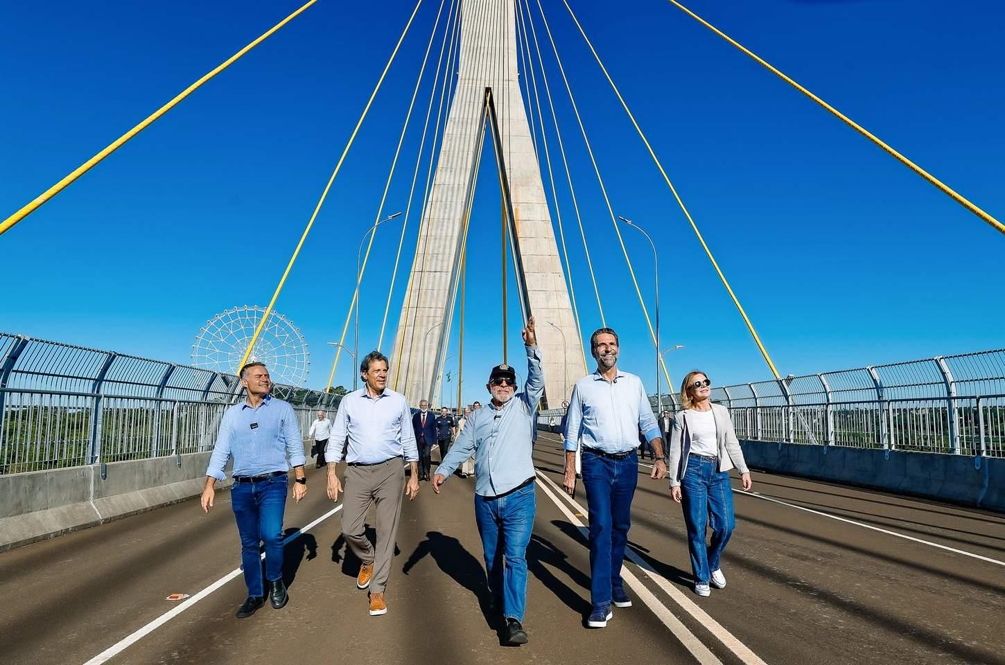 Ponte da Integração une Brasil e Paraguai com mensagem de paz